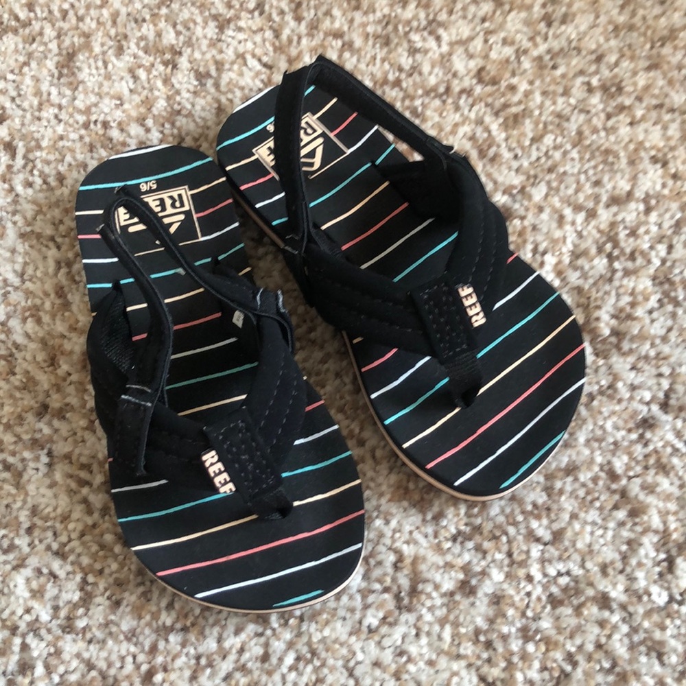 NWOT kids Reef flip flops size 5/6